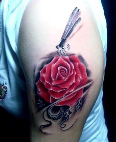 手臂彩绘玫瑰与蜻蜓纹身图案