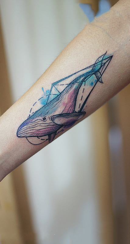 手臂海中巨兽鲸鱼彩绘纹身
