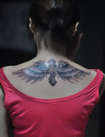 背部带翅膀的十字架纹身图案