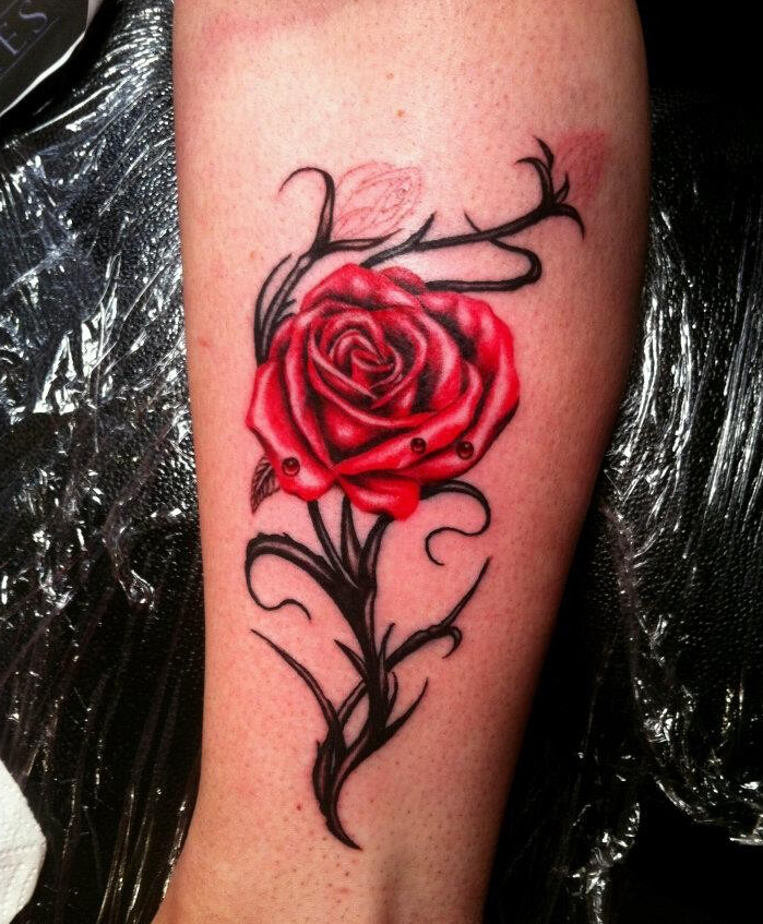 小腿上性感妖艳的玫瑰纹身图案