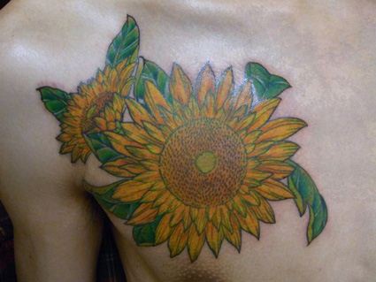 男性胸部个性向日葵纹身图案
