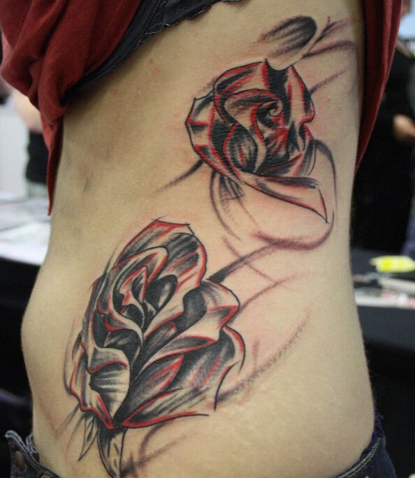 女性腰部另类玫瑰纹身图片