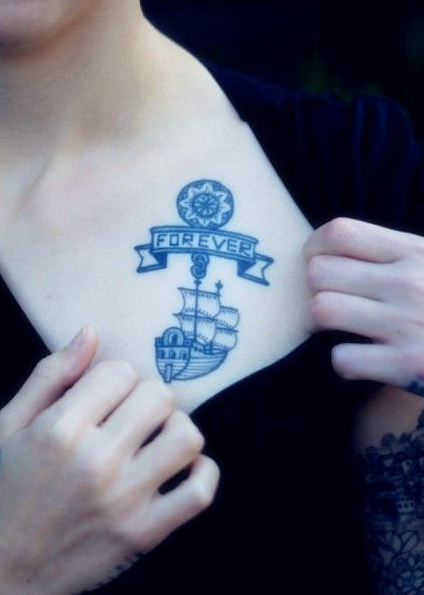 女生胸前的蓝色帆船纹身图案