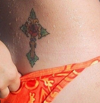 女生腰部十字架彩色纹身图案