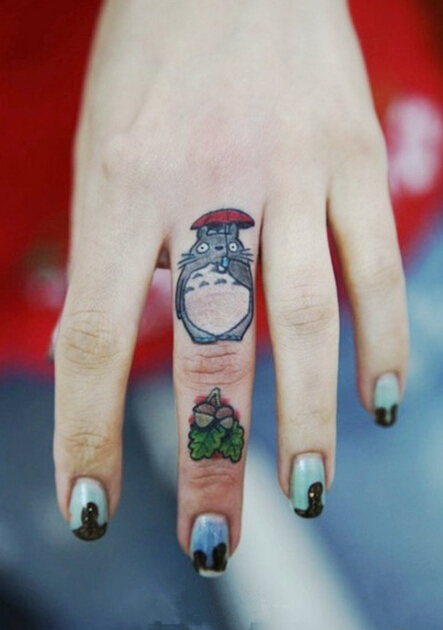 手指可爱经典的卡通龙猫纹身图案