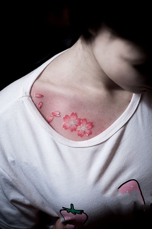 锁骨飘落的樱花彩绘创意纹身图案