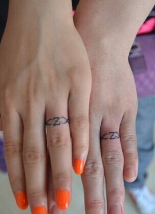 情侣手指图腾字母纹身图片