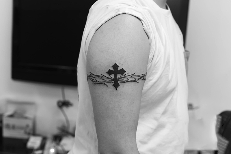 手臂十字架蔓藤臂环纹身图案