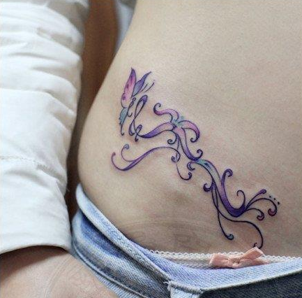 美女腹部漂亮的蝴蝶与藤蔓纹身图案