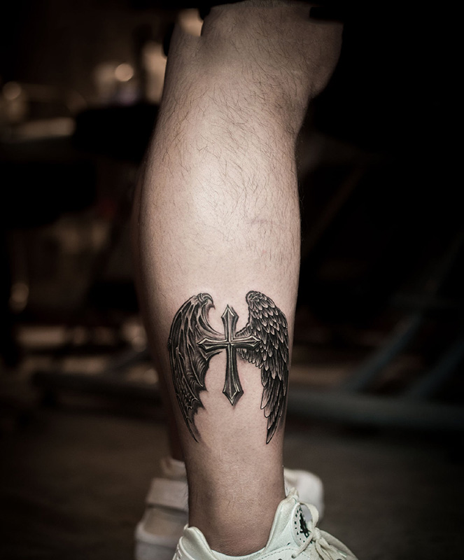 小腿十字架翅膀个性纹身图案