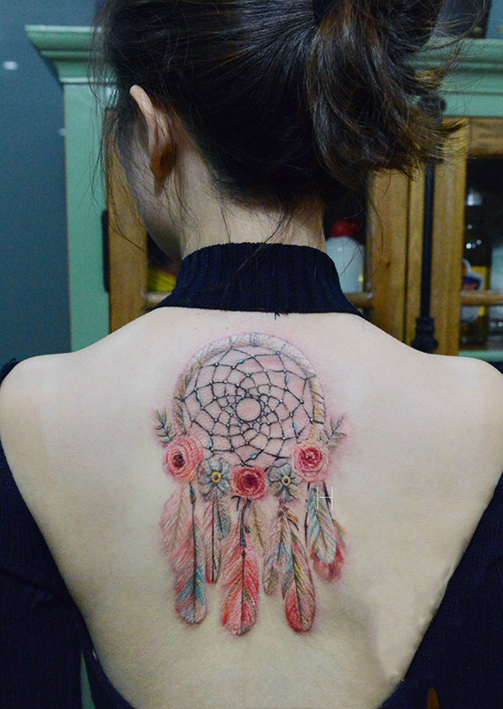 后背美丽的玫瑰捕梦网彩绘纹身图案