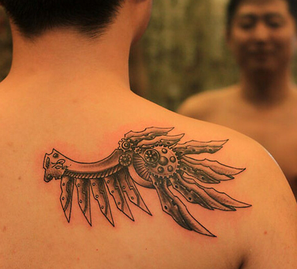 男性背部个性的机械翅膀纹身图案
