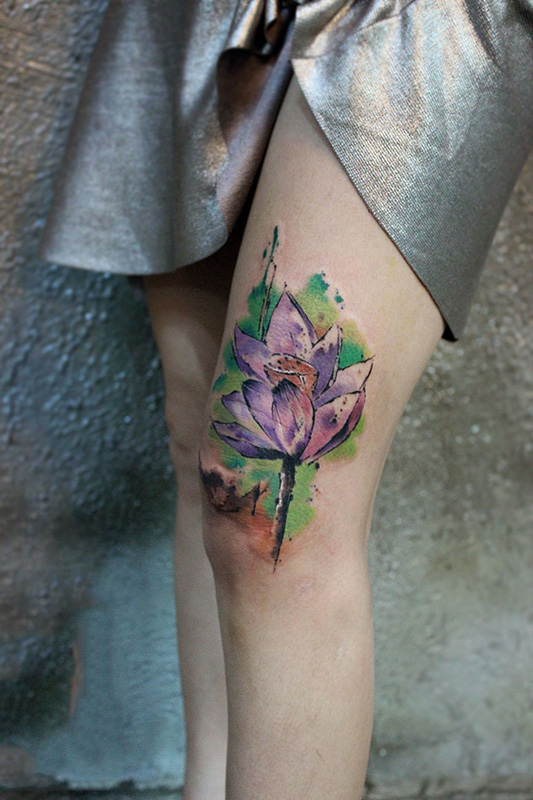 腿部盛放的莲花彩绘纹身图案