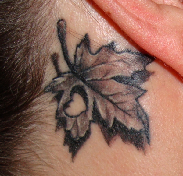 耳后个性的枫叶心形纹身图案