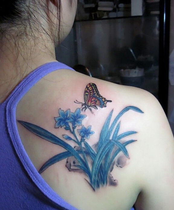 蝴蝶和水仙花背部彩绘纹身图片