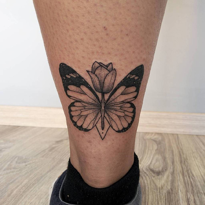 脚踝黑灰蝴蝶与花蕊纹身图案