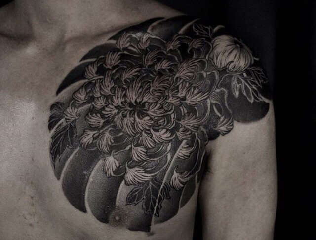 半甲黑色的优雅菊花个性纹身图案
