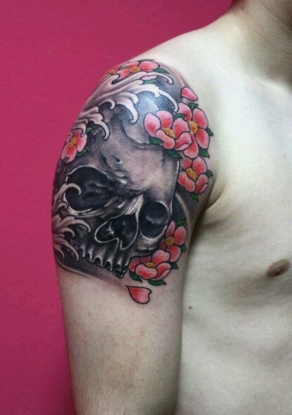 大臂超酷的骷髅花卉纹身图案