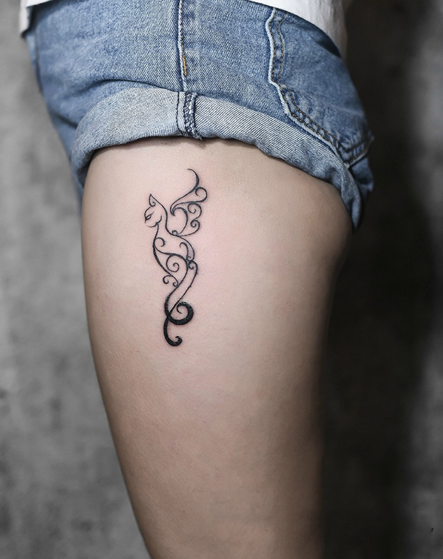 女生腿部猫咪图腾纹身图案