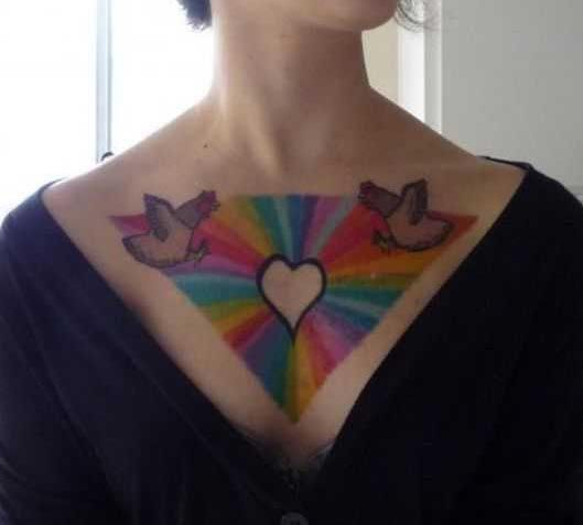 女性胸部彩虹色几何与心形小鸡纹身图案
