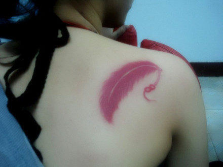 女生背部漂亮的红色羽毛纹身图片