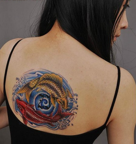 背部两条彩色的鲤鱼纹身图案