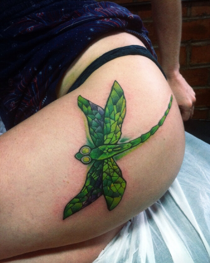 女性臀部上绿色的大蜻蜓纹身图案