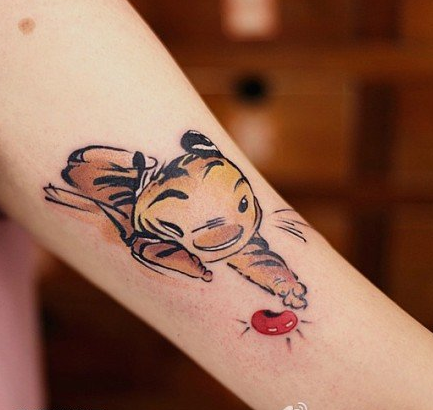 手臂卡通橘色迷你老虎可爱纹身图案