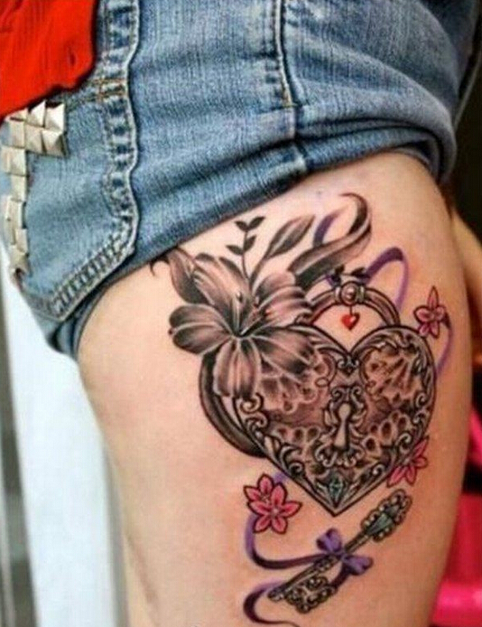 女性腿部心形锁花朵纹身图案