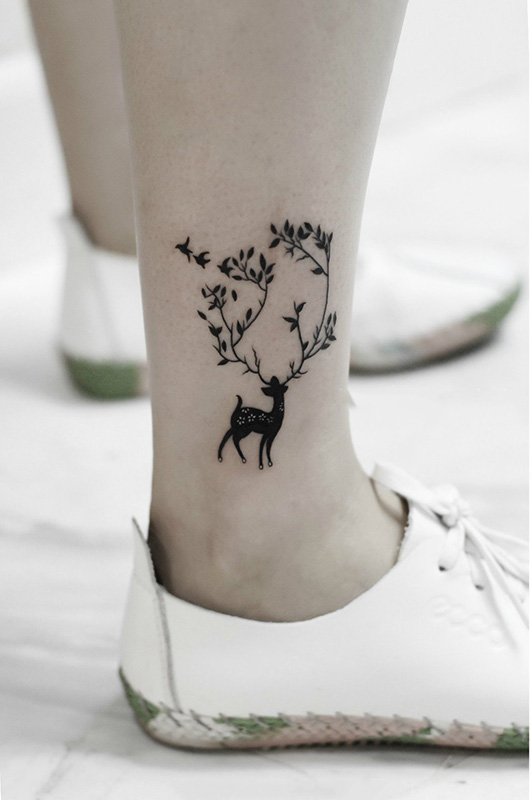 小腿鹿与飞鸟个性纹身图片