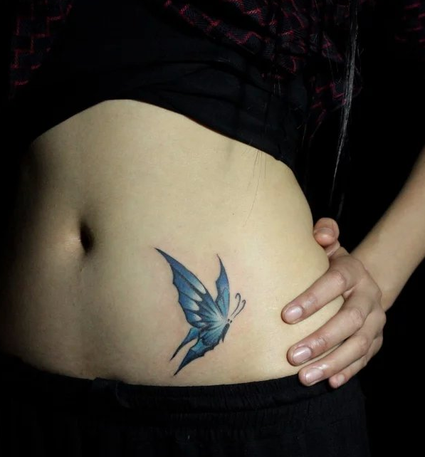 美女腹部漂亮的蓝蝴蝶纹身图案