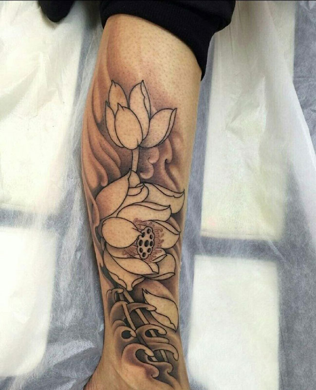 小腿上的莲花纹身图案