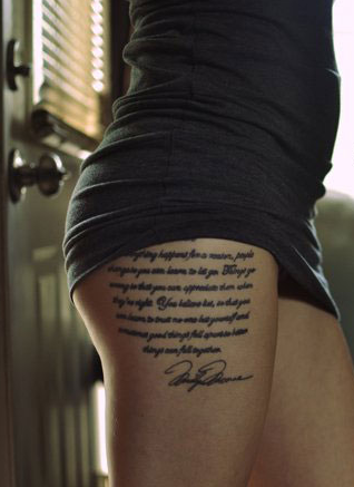 美女大腿上英文字母纹身图案