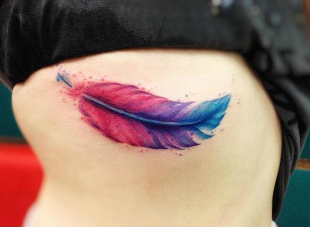腰部彩色梦幻的羽毛水彩纹身图案