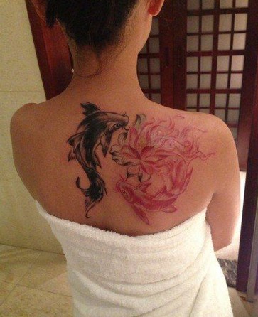 女生背部时尚的鲤鱼纹身图案