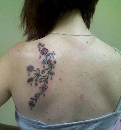 女生左后背花蕊藤蔓纹身图案