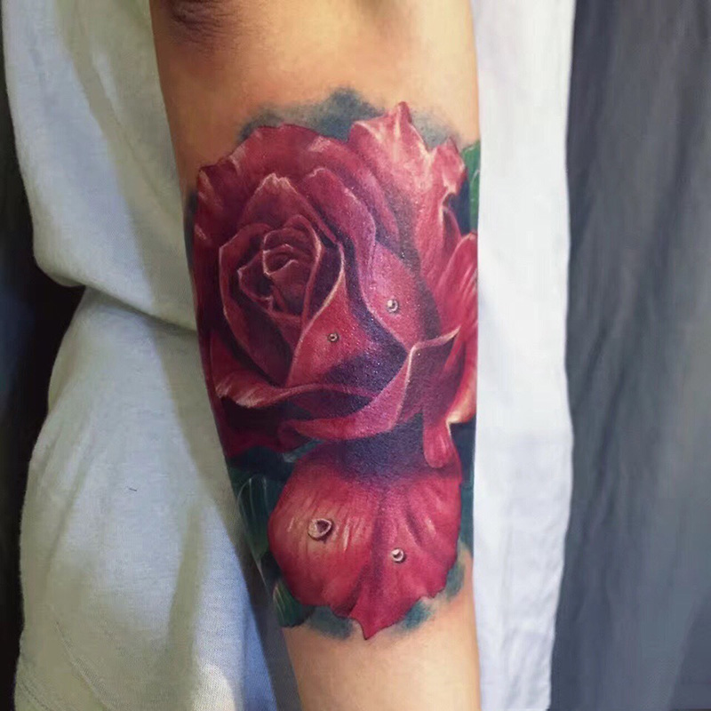 手臂写实娇艳欲滴红玫瑰纹身图案