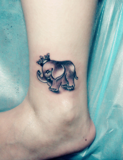 脚踝可爱的小象皇冠纹身图案