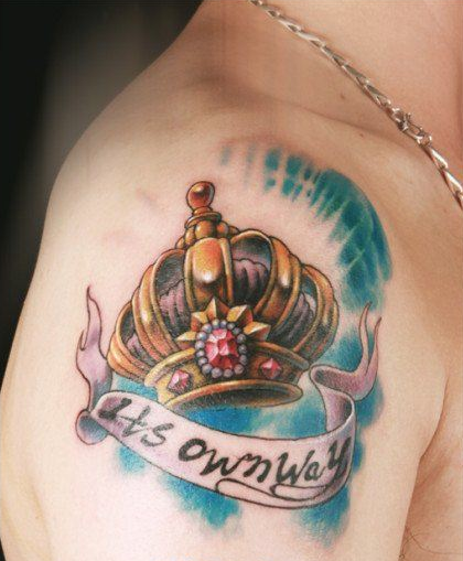 男生手臂潮流好看的皇冠字母刺青图片