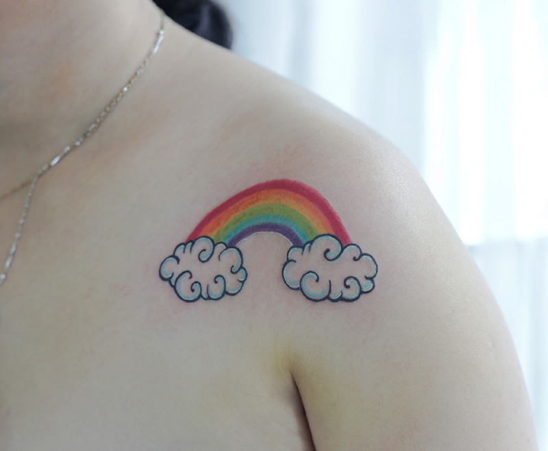 可爱的肩部彩虹卡通纹身图案
