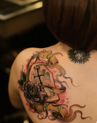 女性背部欧美棺材彩绘纹身图案