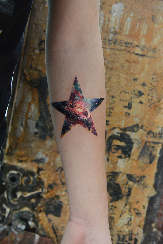 手臂五角星星空水彩纹身图案