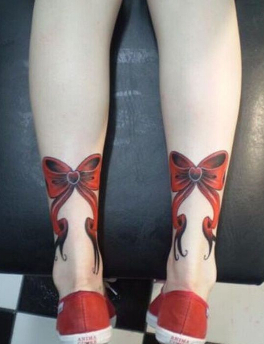 腿部红色的蝴蝶结纹身图案