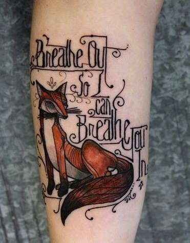 手臂狐狸英文字母彩绘纹身图片