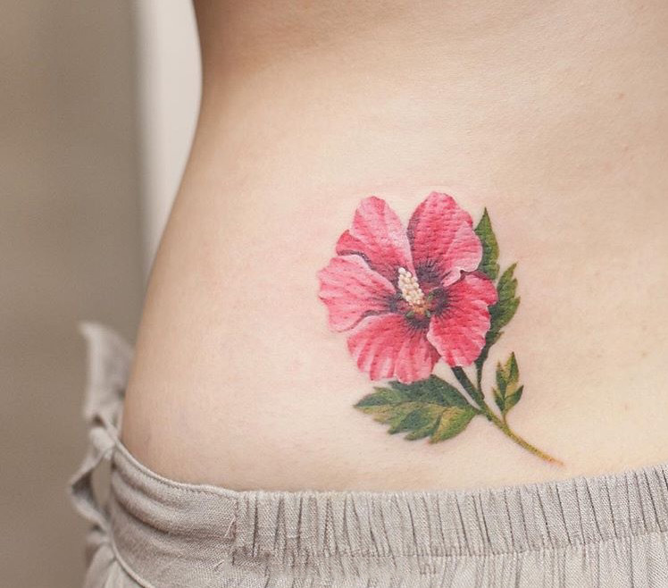 腰部个性花朵彩绘纹身图案