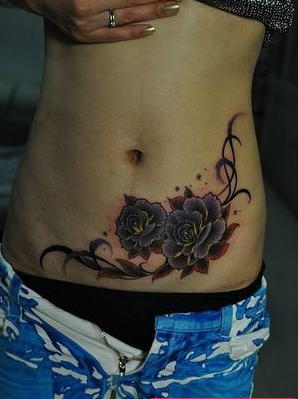 美女腹部花卉藤蔓纹身图案