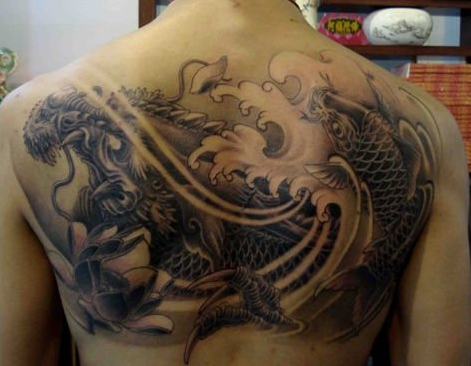 背部超酷的鲤鱼纹身图案