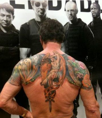 欧美型男史泰龙后背霸气纹身图案