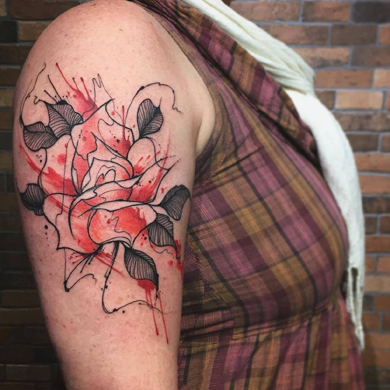 手臂鲜艳欲滴的玫瑰纹身图案