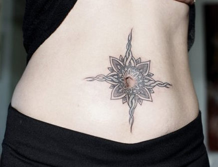 美女腹部潮流精美的点刺梵花纹身图案